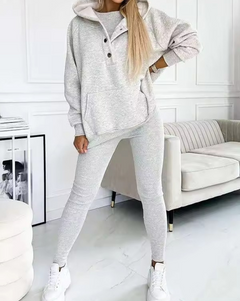 SILKE - SET AUS SWEATSHIRT, LEGGINGS UND OBERTEIL in Hellgrau