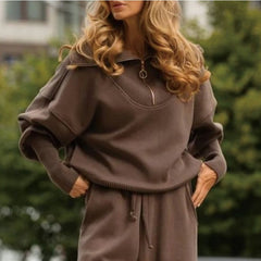 MIREIA - SET AUS PULLOVER UND LOCKERER HOSE in Braun
