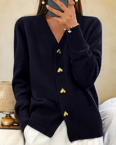 Agathe - Strickjacke mit herzförmigen Knöpfen in Schwarz