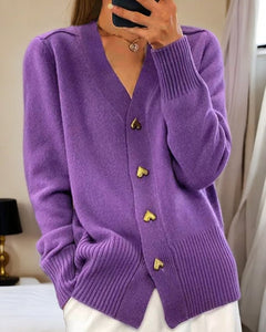 Agathe - Strickjacke mit herzförmigen Knöpfen in Viola