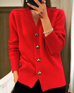 Adèle | Elegante Strickjacke mit Herzknöpfen in Rot