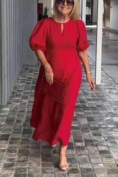 "Natalia | Zeitloses Eleganzkleid" could be rewritten as "Natalia | Klassisches Eleganzkleid". in Rot