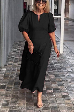 "Natalia | Zeitloses Eleganzkleid" could be rewritten as "Natalia | Klassisches Eleganzkleid". in Schwarz (fast ausverkauft)