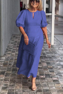 "Natalia | Zeitloses Eleganzkleid" could be rewritten as "Natalia | Klassisches Eleganzkleid". in Blau