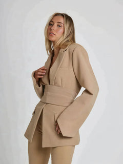 Stilvoller Blazer für Frauen - Carline in Beige
