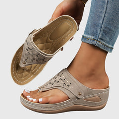 Tabitha | Damen Bequeme Sandalen mit Zehensteg in Khaki
