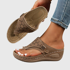 Tabitha | Damen Bequeme Sandalen mit Zehensteg in Braun
