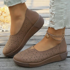 Viktoria | Damen Plateau Loafer mit Lochperforation in Braun