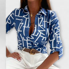 Lorena – Hemdbluse mit grafischem Print und Retro-Flair in Blauweiß