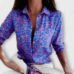 Lorena – Hemdbluse mit grafischem Print und Retro-Flair in Violettmuster