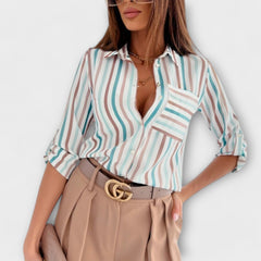 Lorena – Hemdbluse mit grafischem Print und Retro-Flair in Streifen