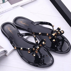 Nikki® | Flip-Flops-Sandalen mit Schleife und Nieten in Schwarz