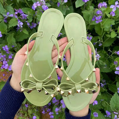 Nikki® | Flip-Flops-Sandalen mit Schleife und Nieten in Grün