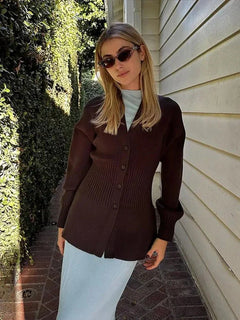 Henna Taillierter V-Ausschnitt Cardigan in Schokolade